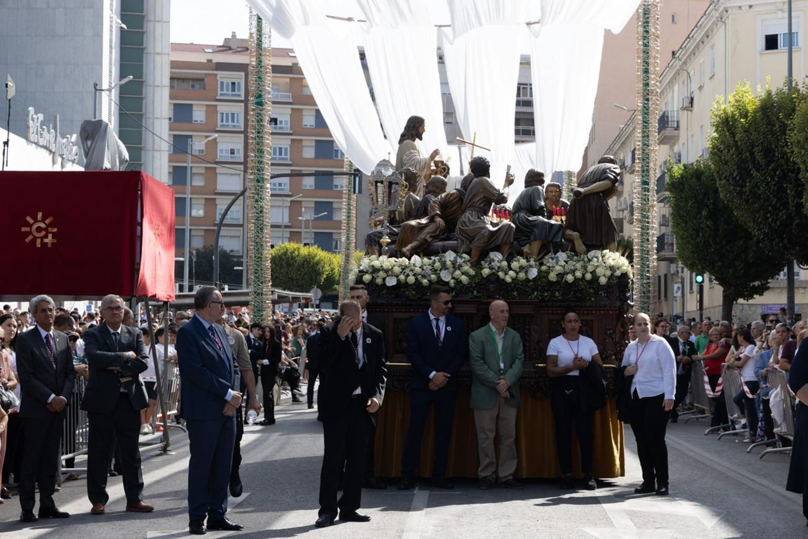 Un Jaén repleto de fieles acompañan los traslados de las veinte imágenes de la Magna (I)