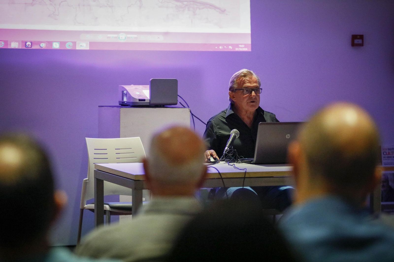 Las imágenes de la conferencia dentro de la "Semana Cultural Puerta Europa" de Ginés Valera en Almería