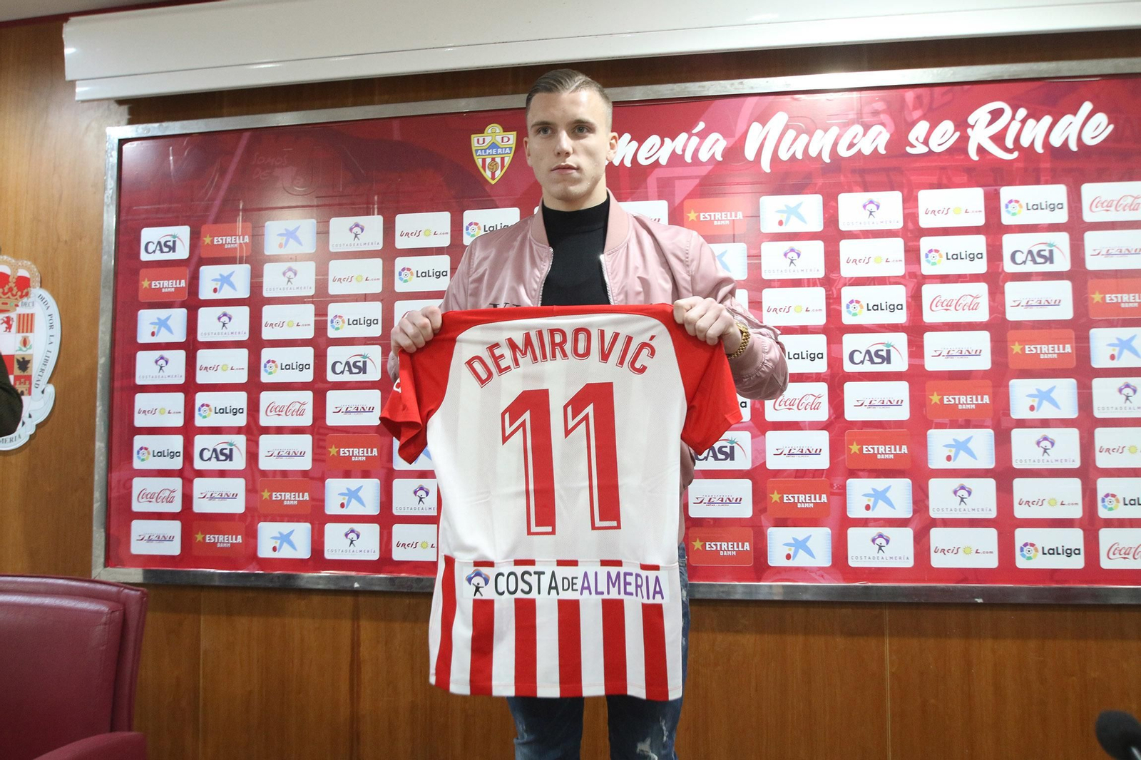 Demirovic lucirá el dorsal 11, dejado vacante por De los Reyes