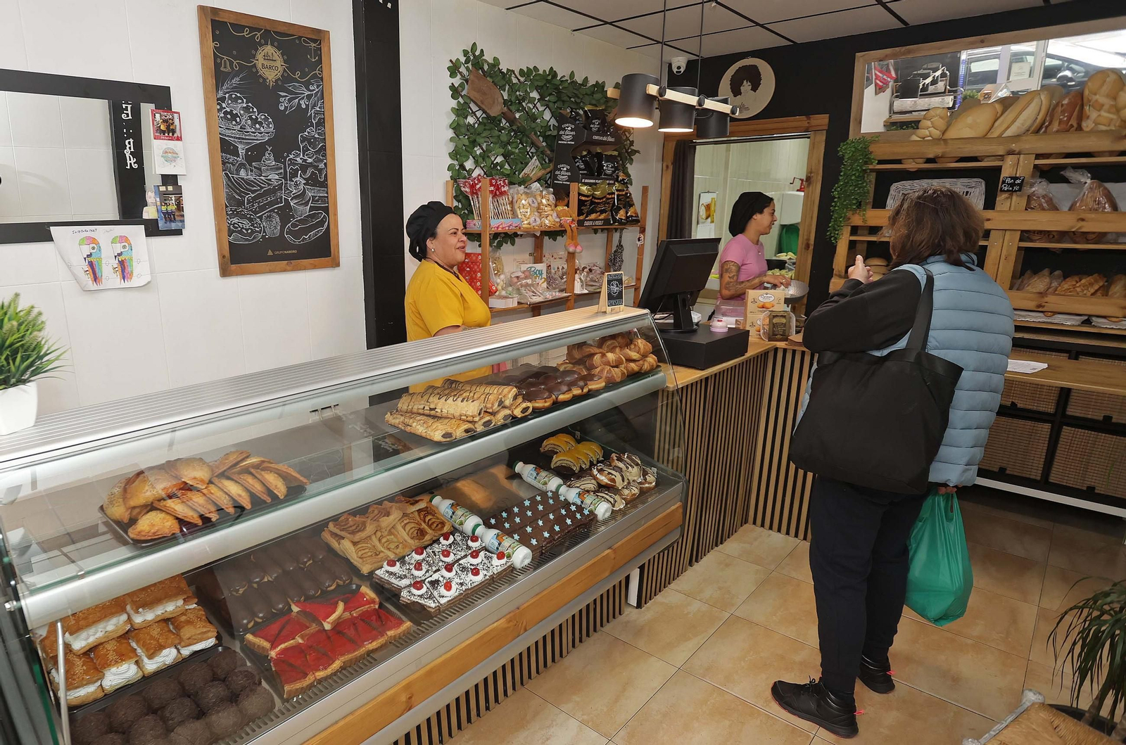 Pastelería 'La Negra': una vitrina llena de tradición y alegría