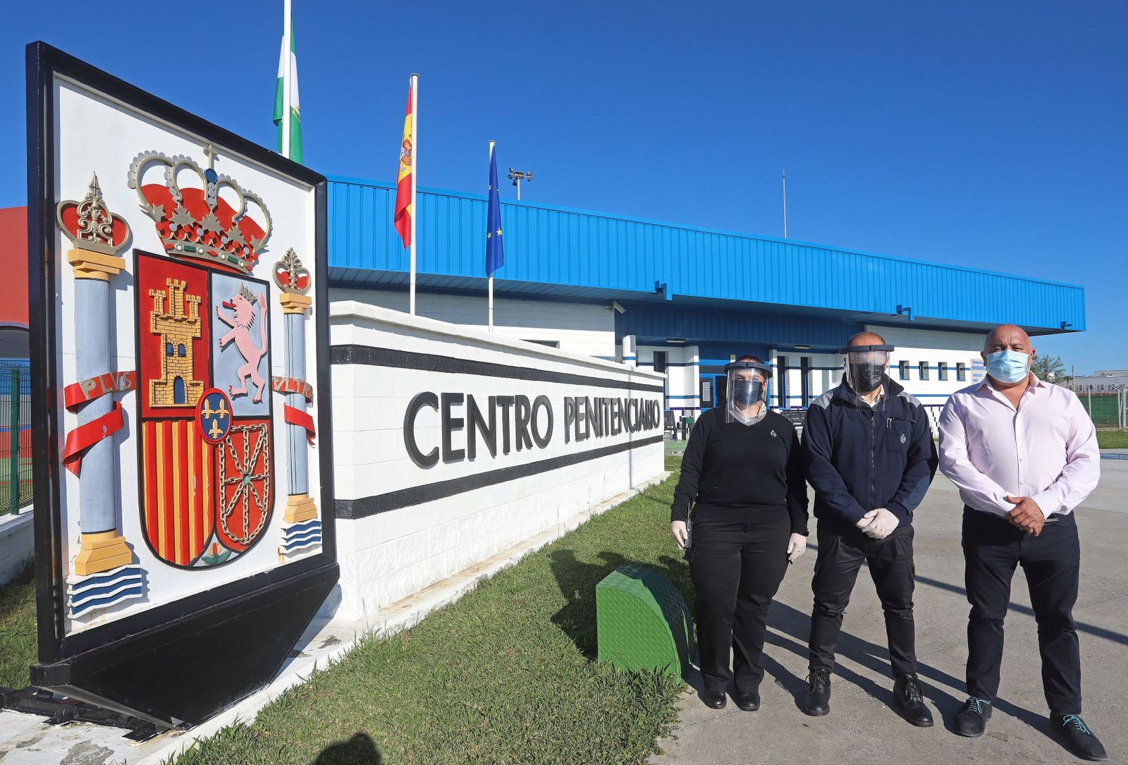Un responsable de Segupol y dos trabajadores de la cárcel de Algeciras, con las pantallas.
