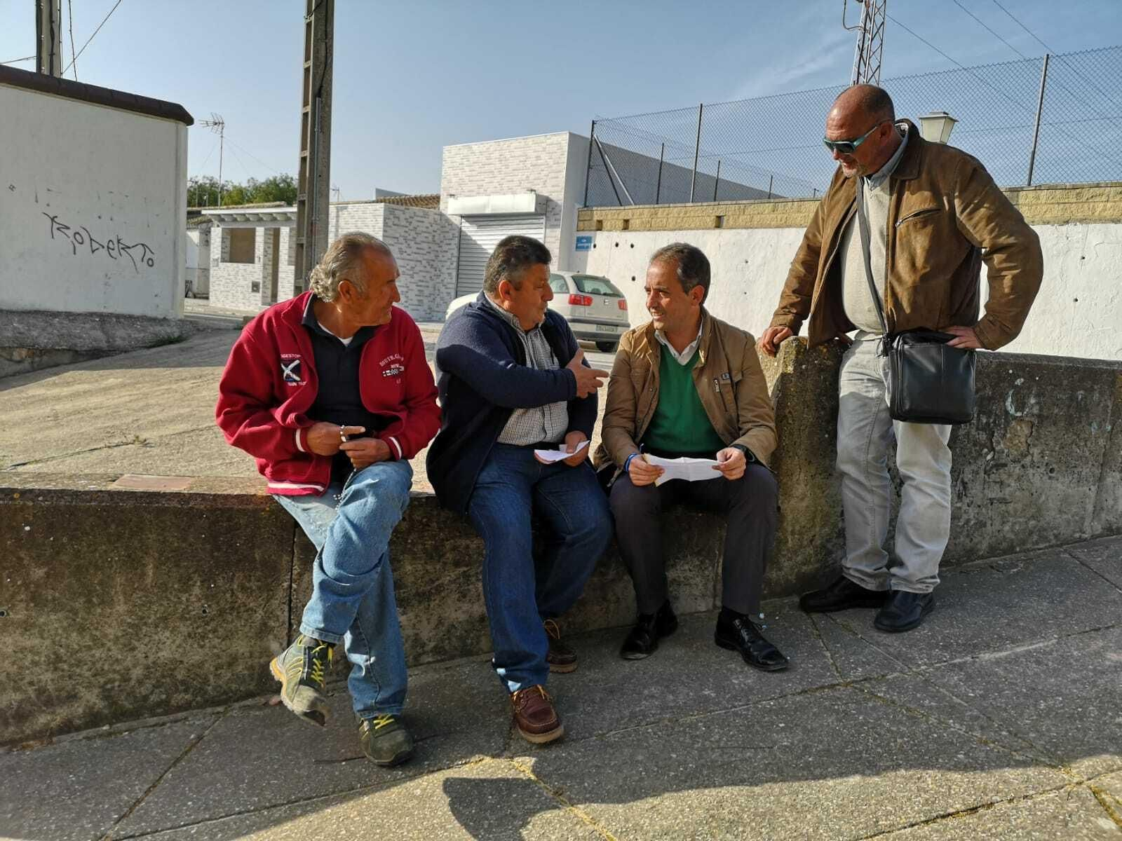 Antonio Saldaña, reunido en Los Albarizones.