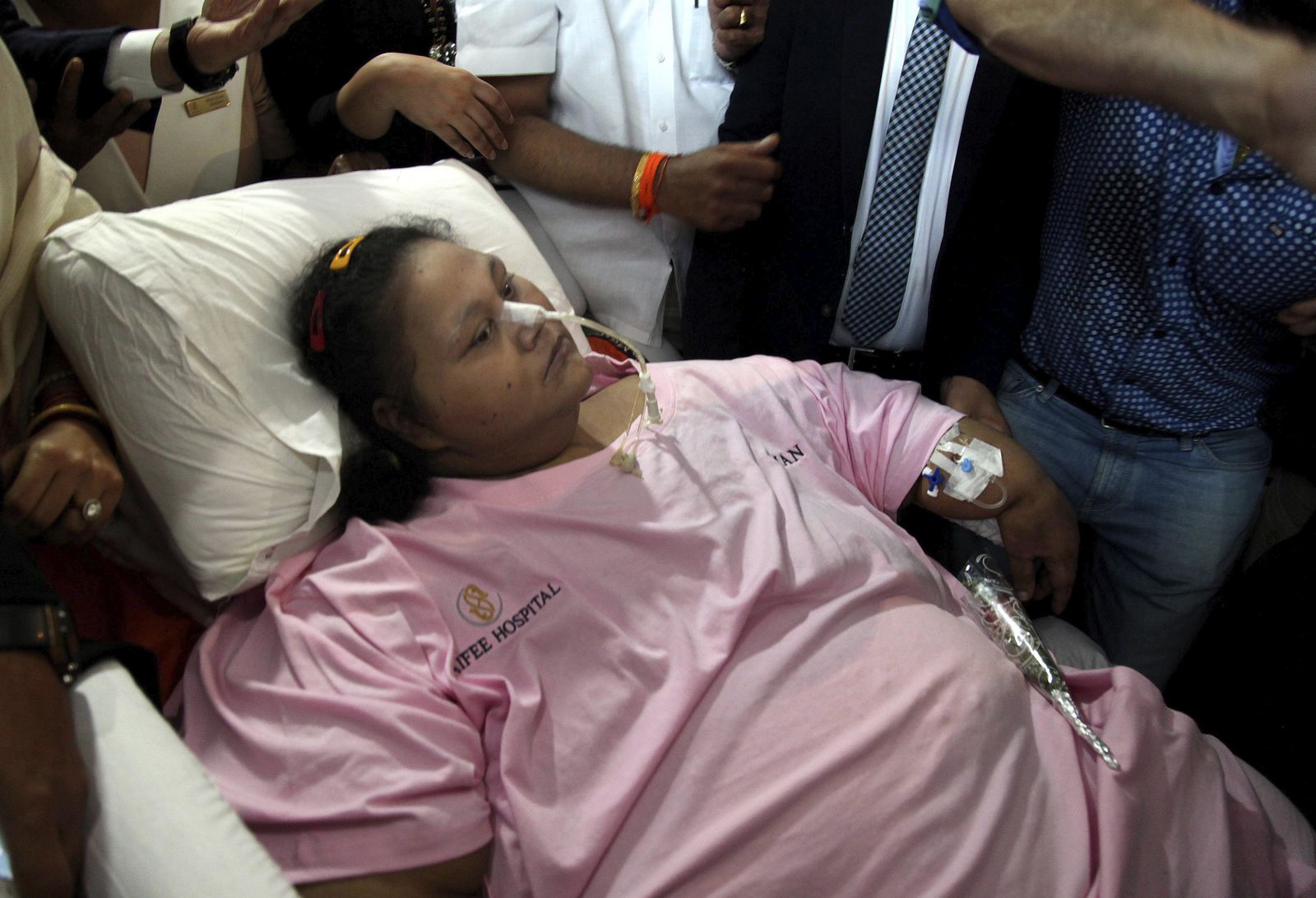 Eman Ahmed sale de la clínica india donde perdió 300 kilos.