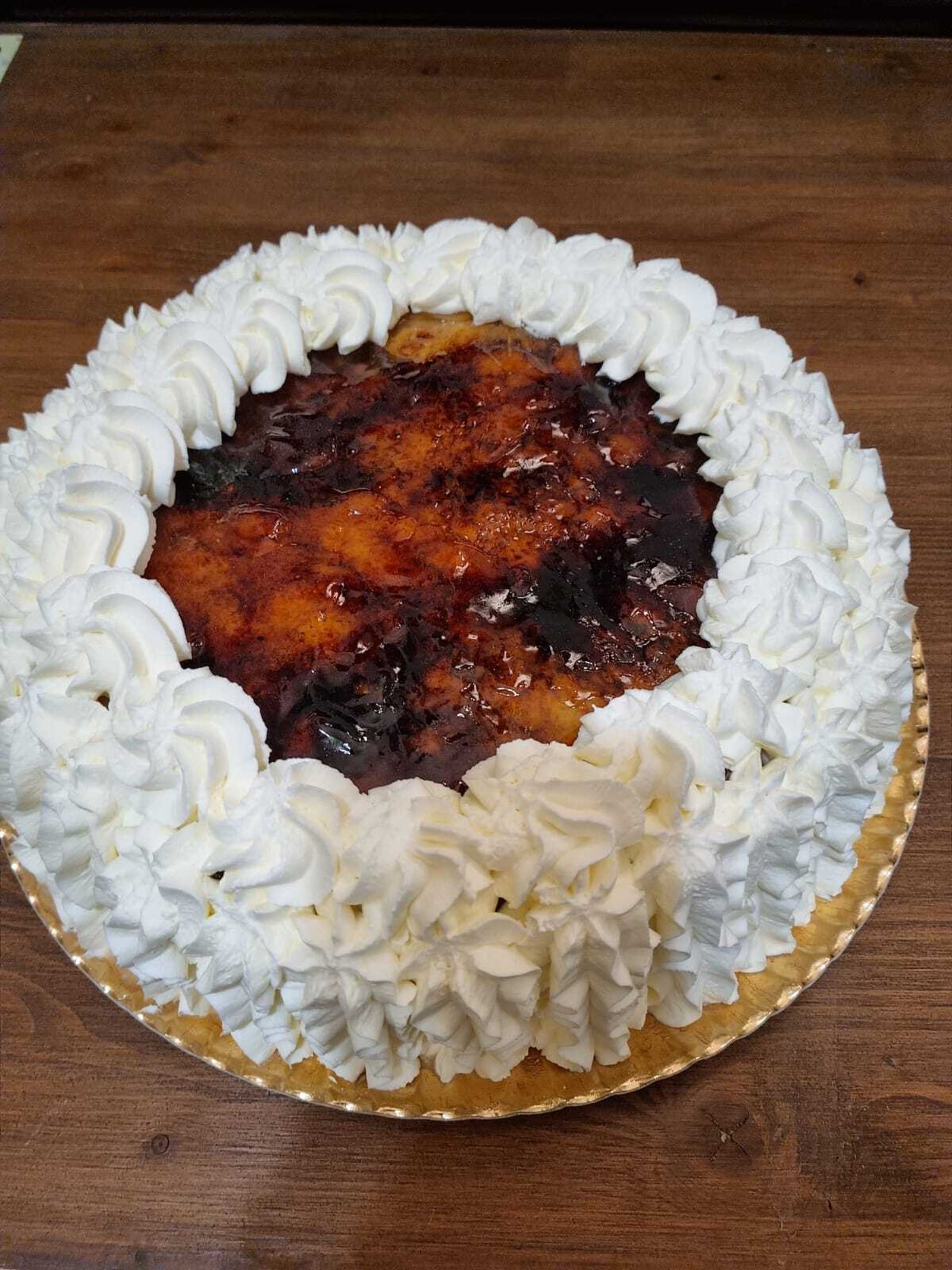 La famosa tarta de Currononos es ya una imprescindible en tu visita a la Dulce Pavía, está hecha con bizcocho, crema y tostada con azúcar y nata.