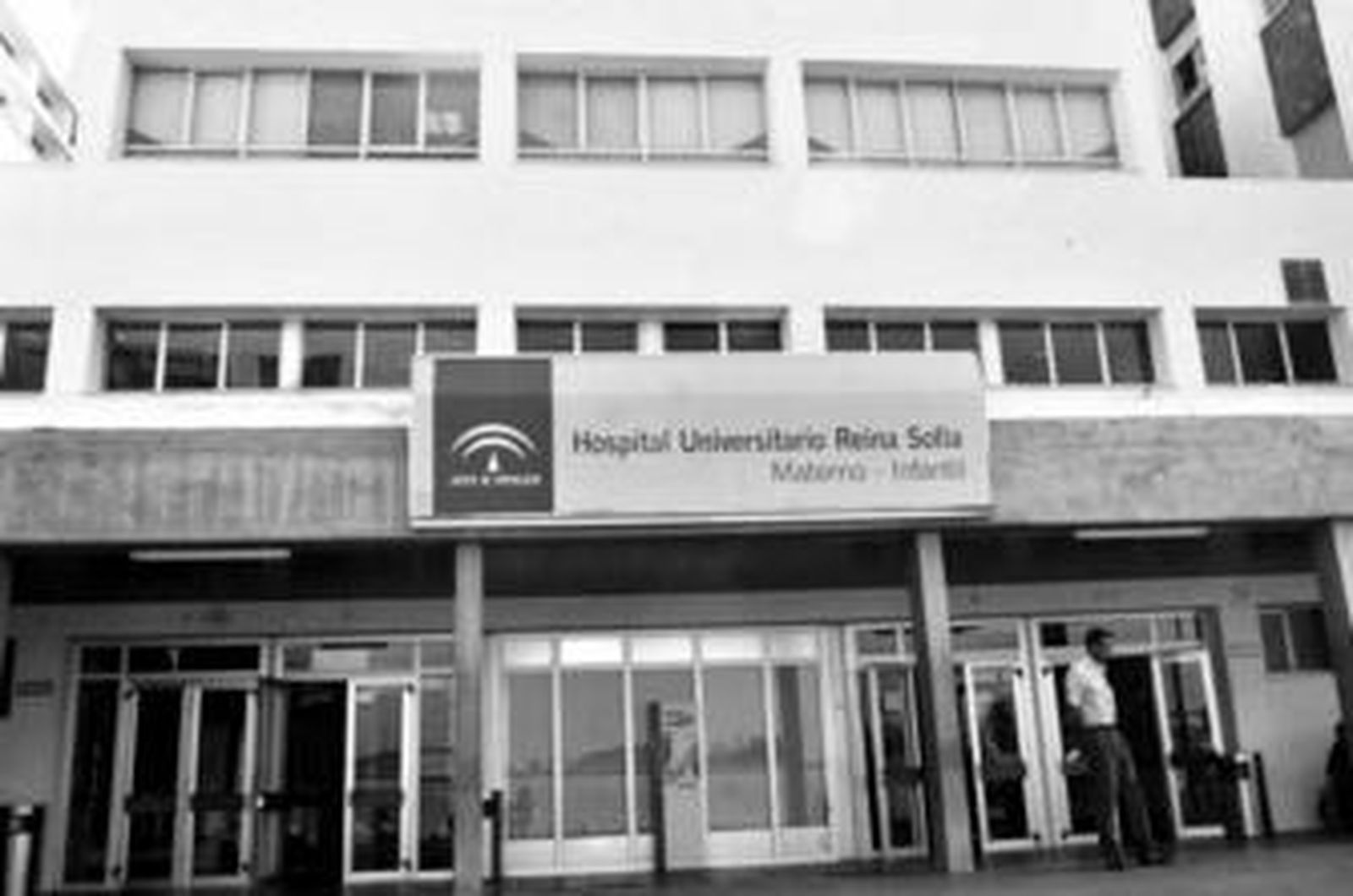 Puerta principal del edificio Materno-Infantil, donde se están registrando los picos asistenciales.