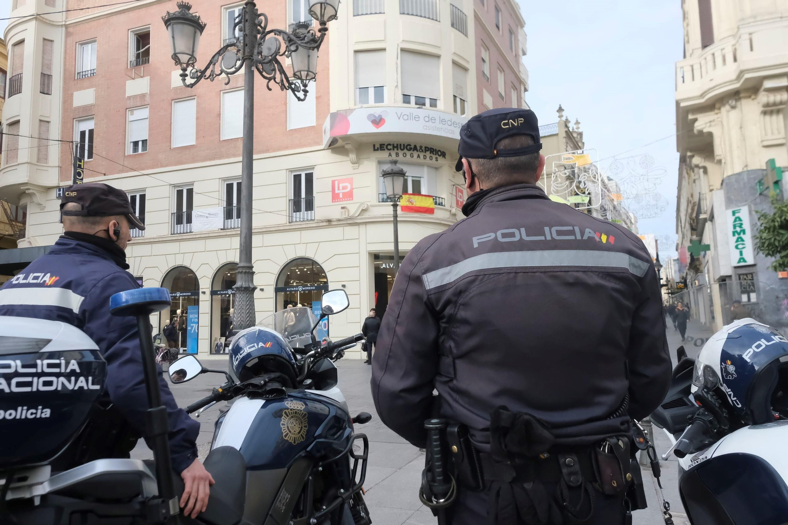 Policías nacionales, en el centro de Córdoba.