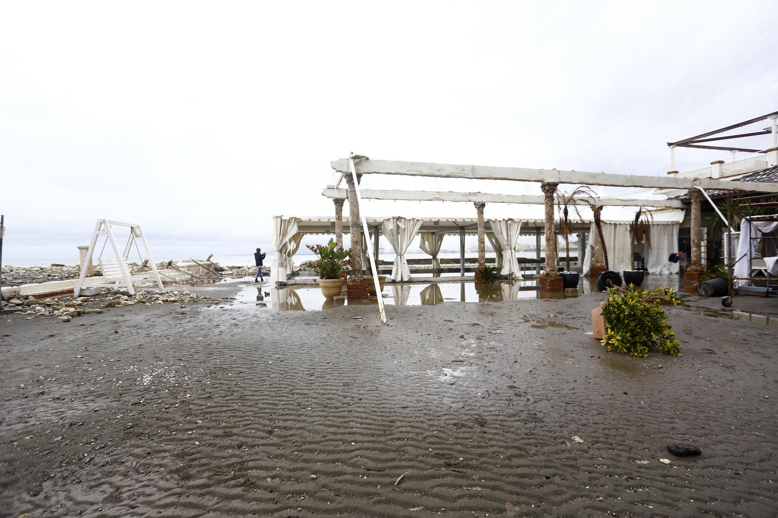 Las fotos de los efectos del temporal en las playas y paseos marítimos de Málaga