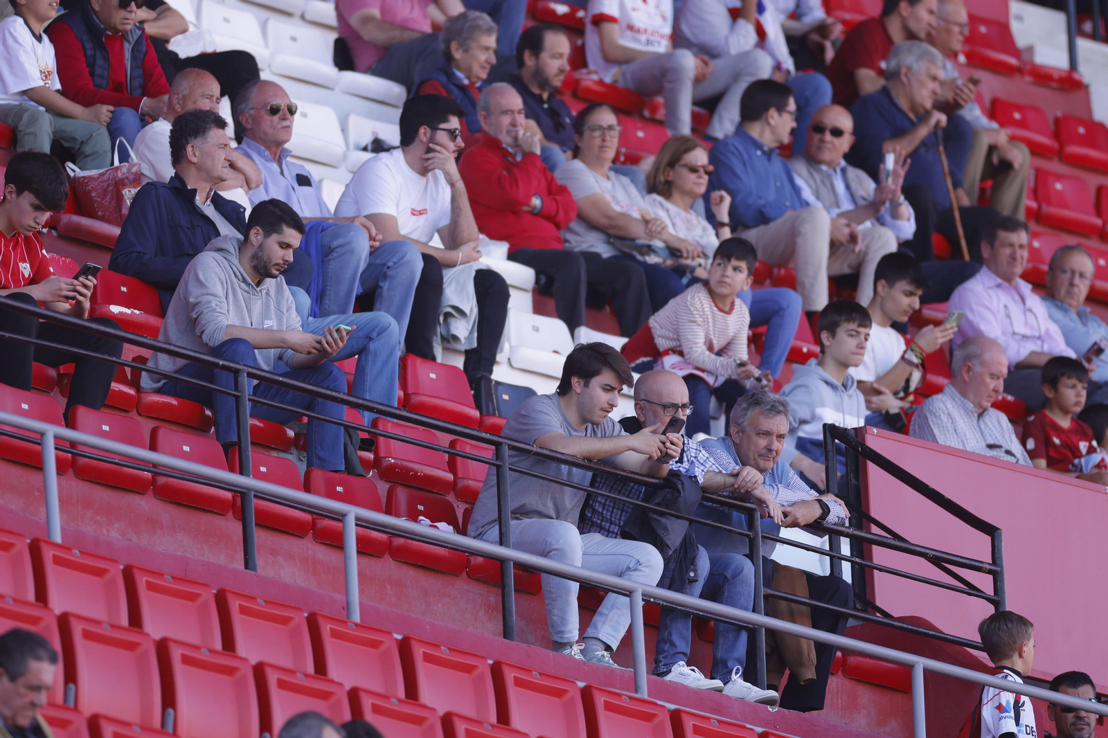 Búscate en las fotos del Sevilla-Almería