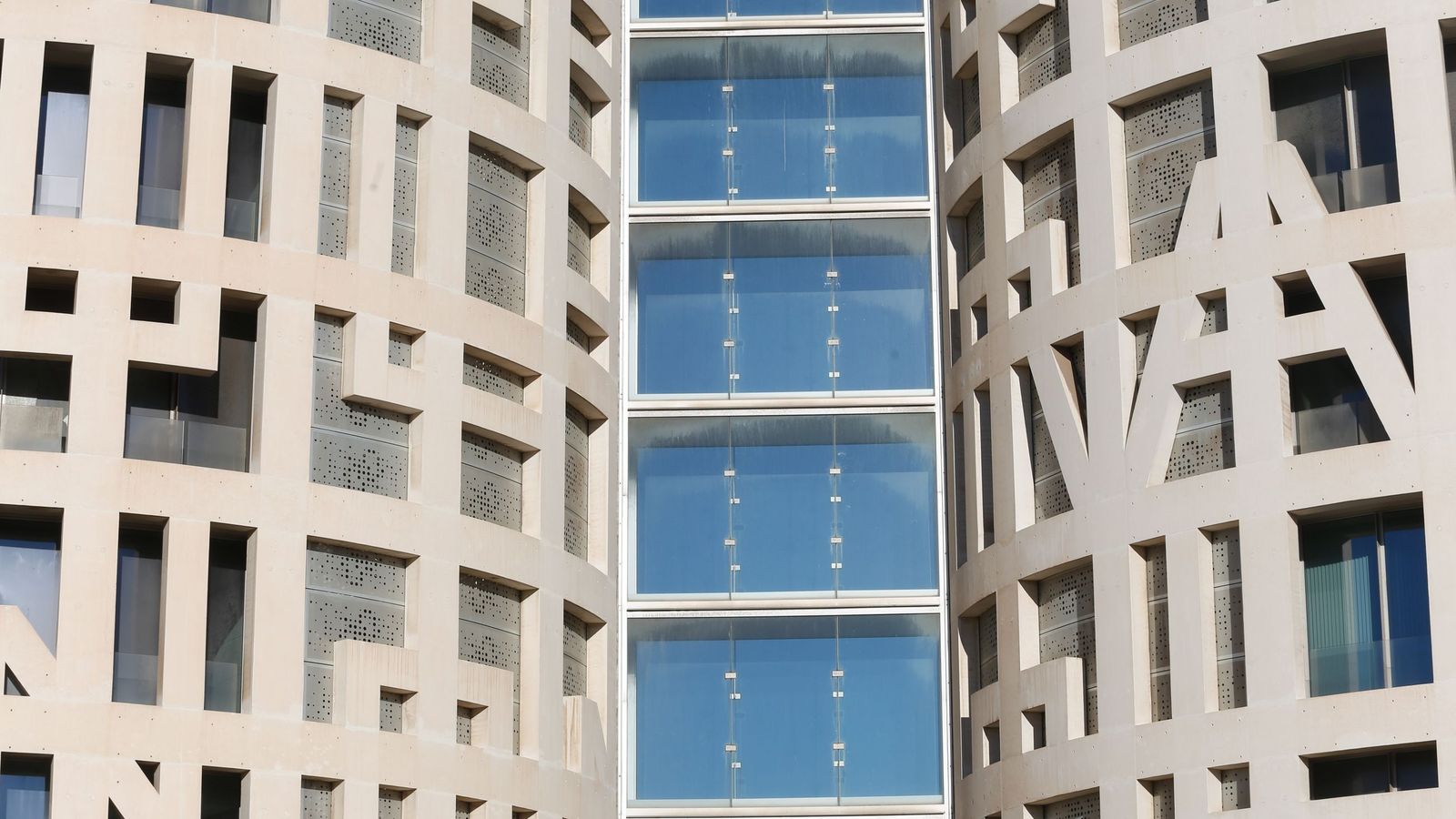 Las pasarelas intermedias y las celosías de metal en las zonas comunes de las torres.