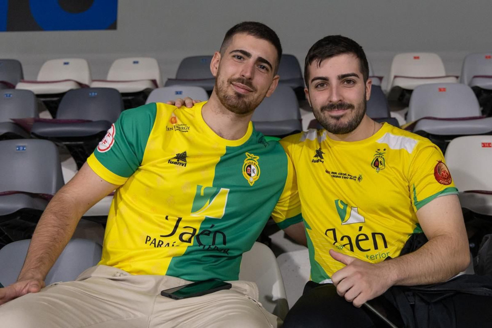 La fiesta amarilla en la goleada del Jaén FS al Barça, en imágenes