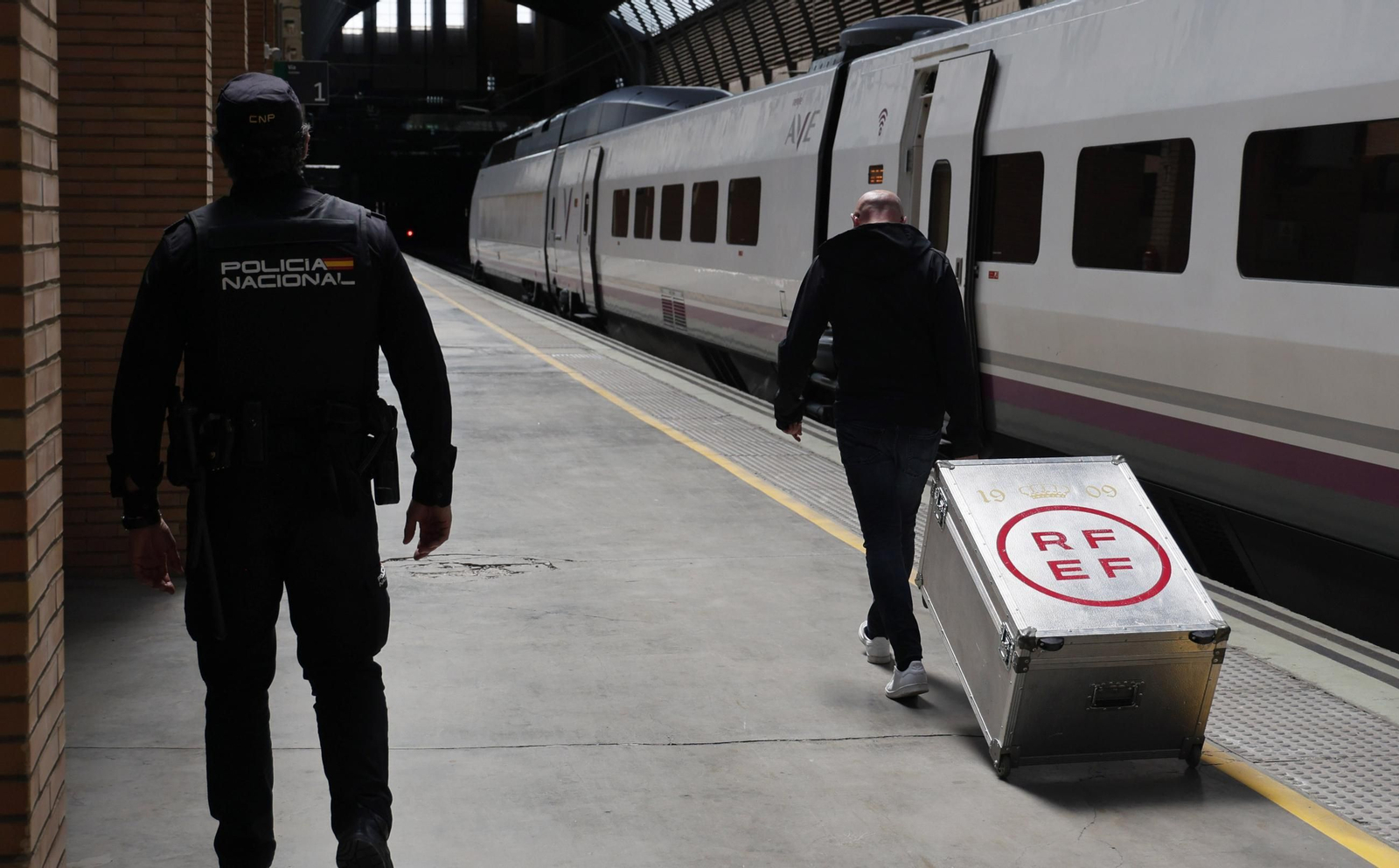 Las imágenes de la llegada de la Copa del Rey a Sevilla