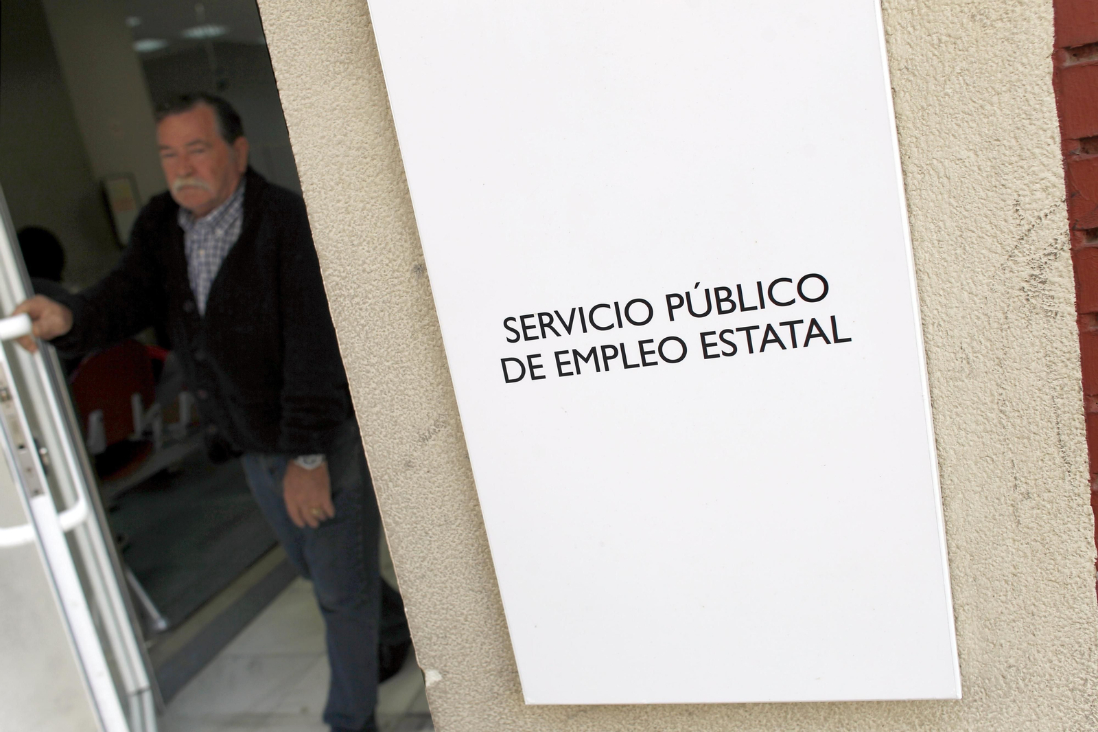 Un ciudadano sale de la oficina de desempleo.