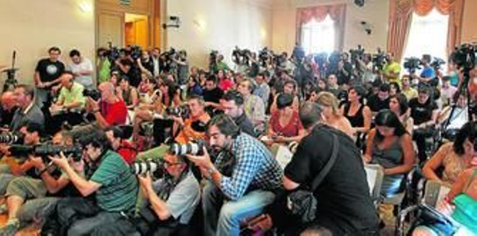 Decenas de medios acudieron ayer por la tarde a la sede de la SGAE para la comparecencia de su junta directiva.