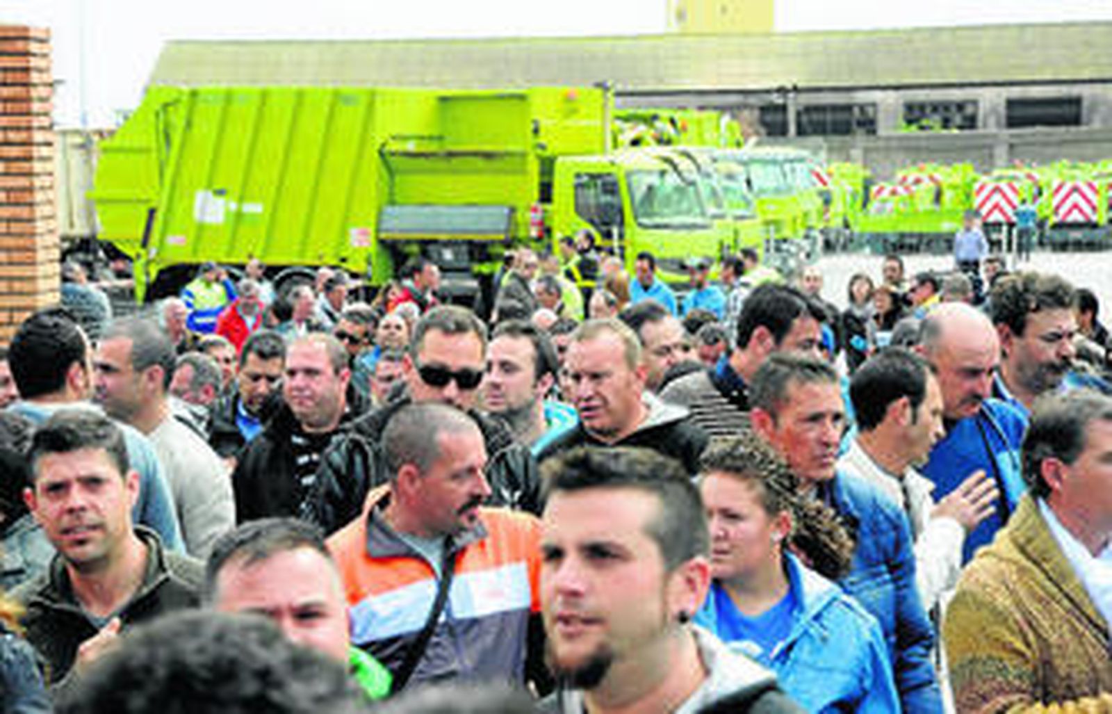 Decenas de empleados de Limasa, ayer en la asamblea en su sede de la Térmica.
