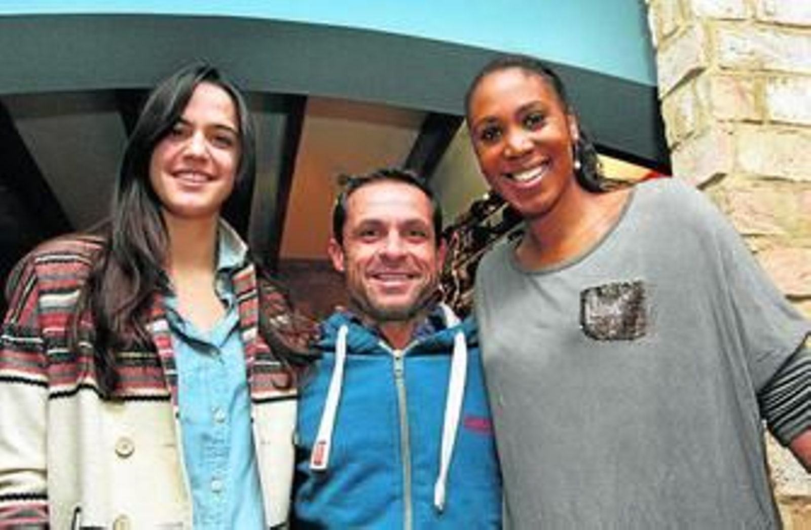 De izquierda a derecha, Amaya Gastaminza, Sergi Barjuan y Cindy Lima, en el restaurante La Mirta de Huelva.