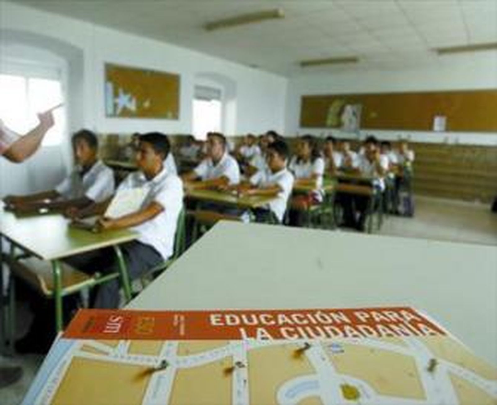 Un profesor imparte clase en un centro educativo.