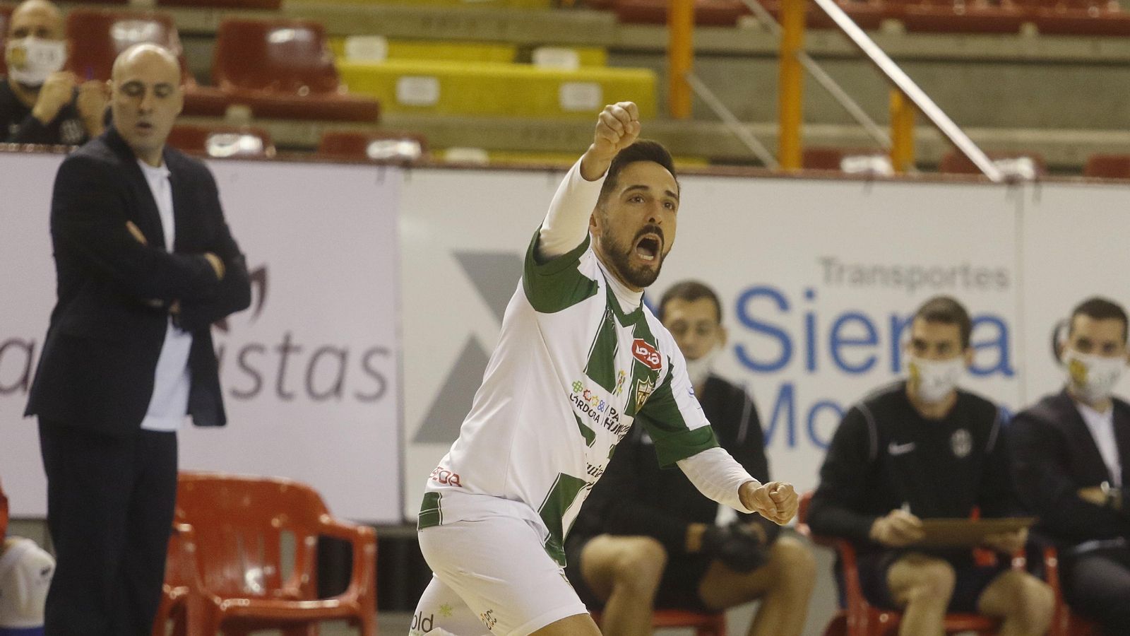 Jesulito celebra el primer gol blanquiverde, con Javi Rodríguez al fondo.