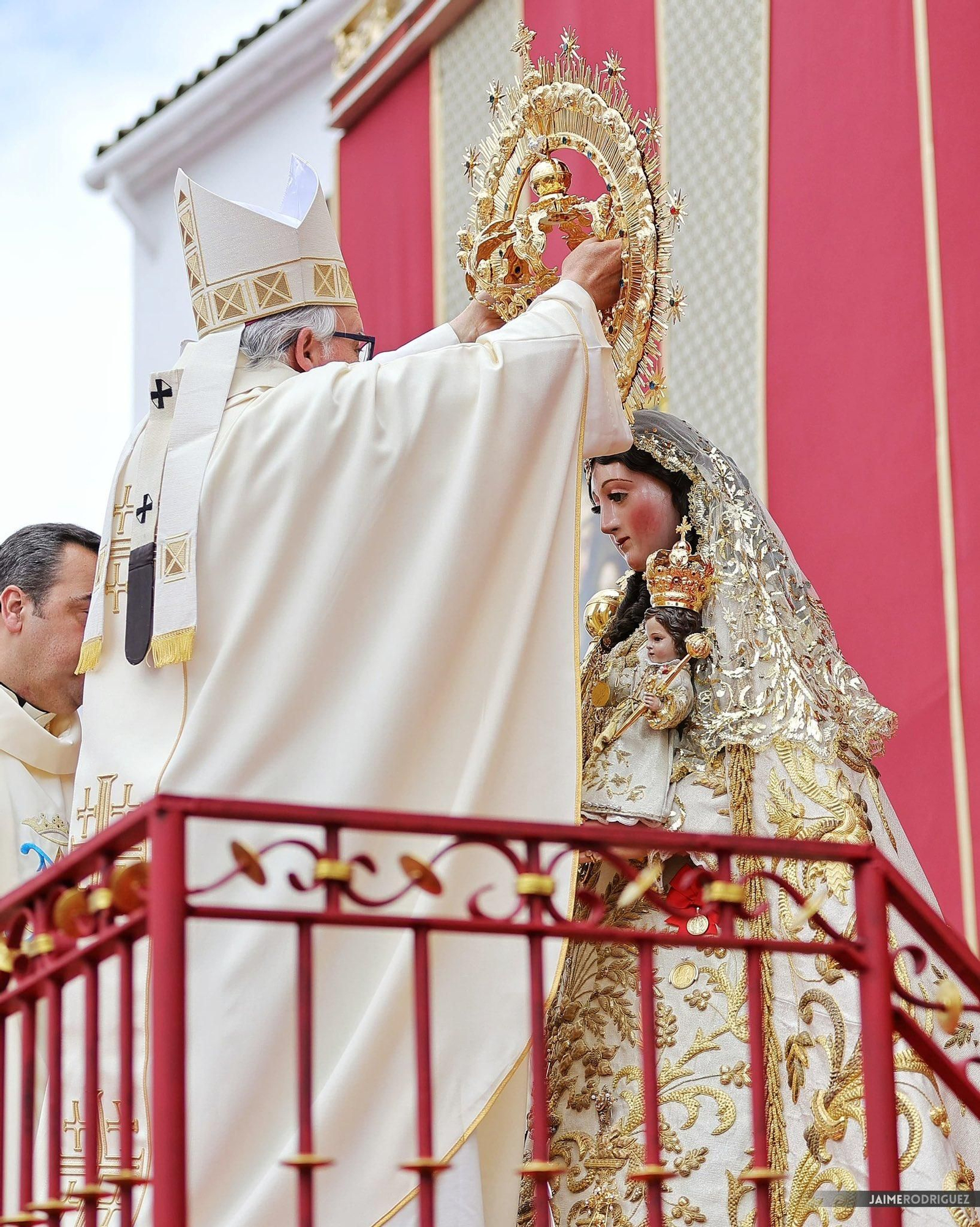 El arzobispo corona a la Virgen de los Remedios