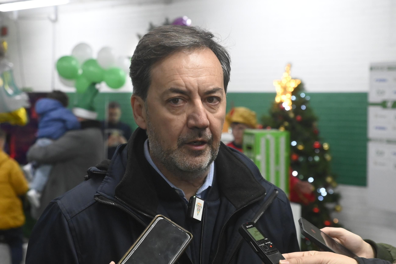 Antonio Fernández Monterrubio atiende a los medios de comunicación en la zona mixta del estadio.