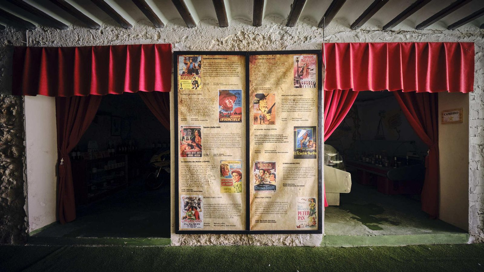 Estas zonas señaladas como 'camerinos' son las entradas de la tienda de merchandising y de productos para consumir.