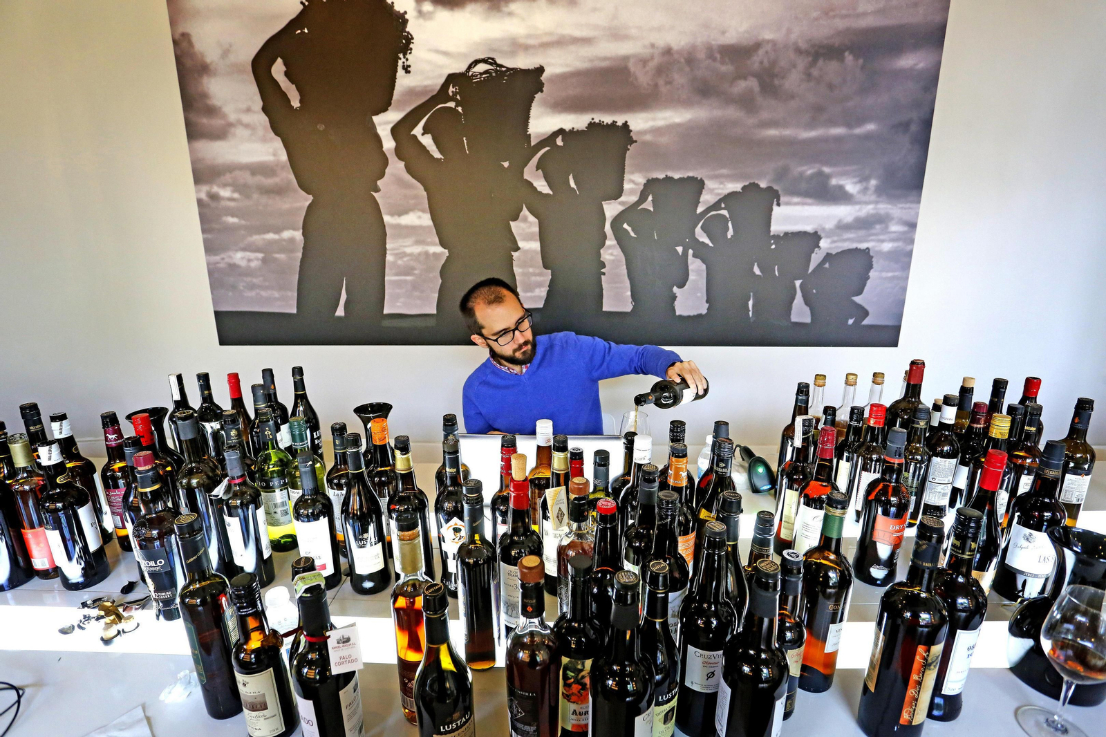 Botellas de los distintos tipos de vino de Jerez, entre ellos el fino, y de manzanilla durante una cata reciente para una guía de vinos en el Consejo Regulador. Botellas de los distintos tipos de vino de Jerez, entre ellos el fino, y de manzanilla durante una cata reciente para una guía de vinos en el Consejo Regulador.