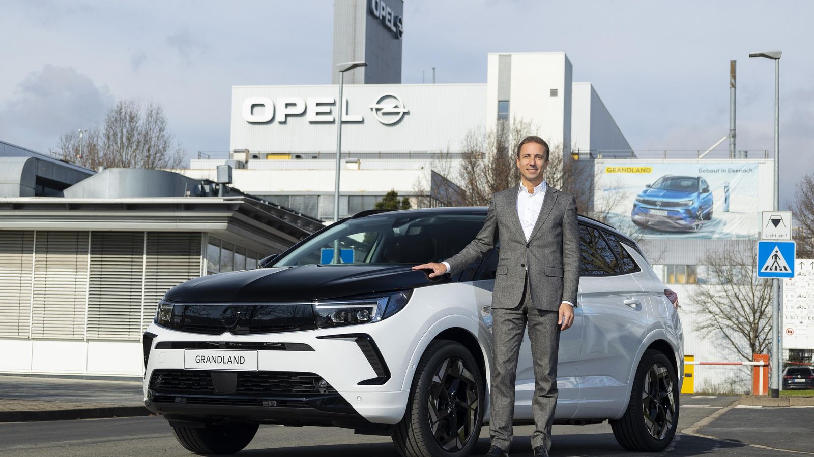 Florian Huetti, CEO de Opel, afirmó que "esta decisión es otro paso importante para Opel en el camino hacia el objetivo declarado de ser una marca totalmente eléctrica en Europa para 2028”.