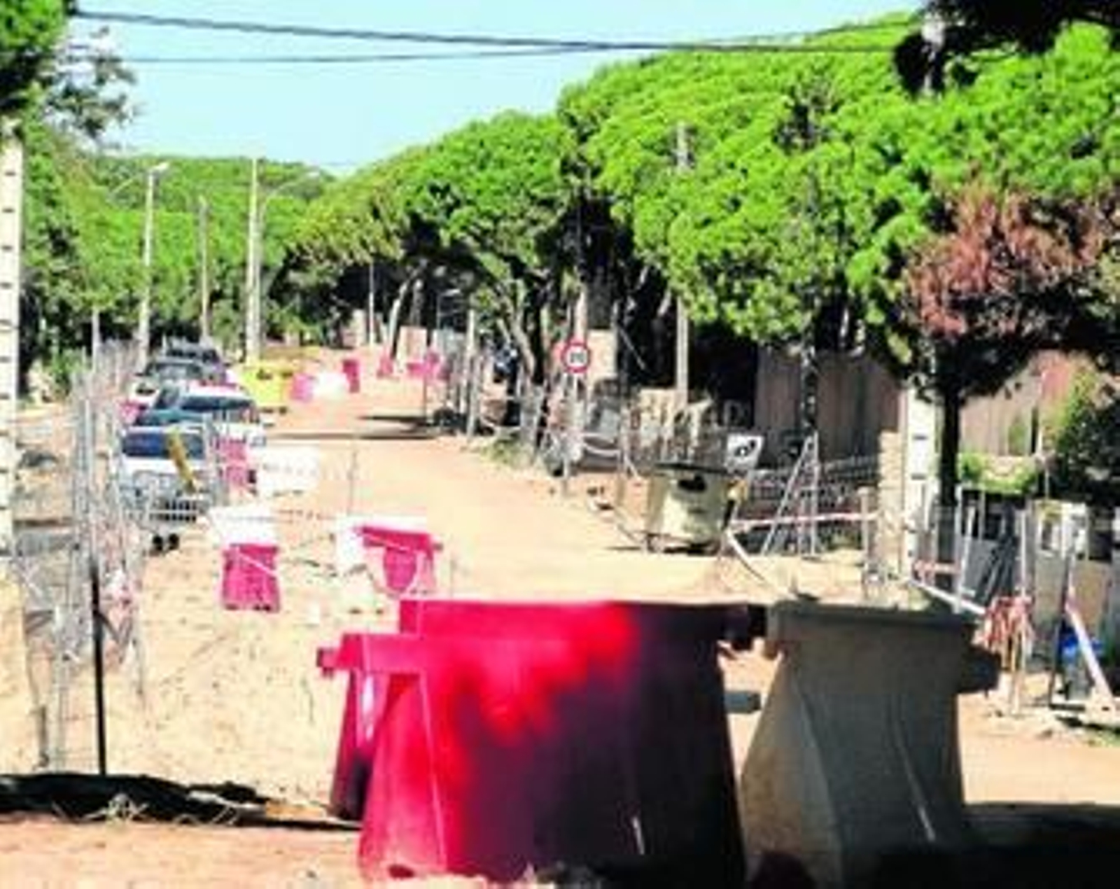 Un maremágnum de vallas, socavones y parapetos impide el tránsito de los vecinos.