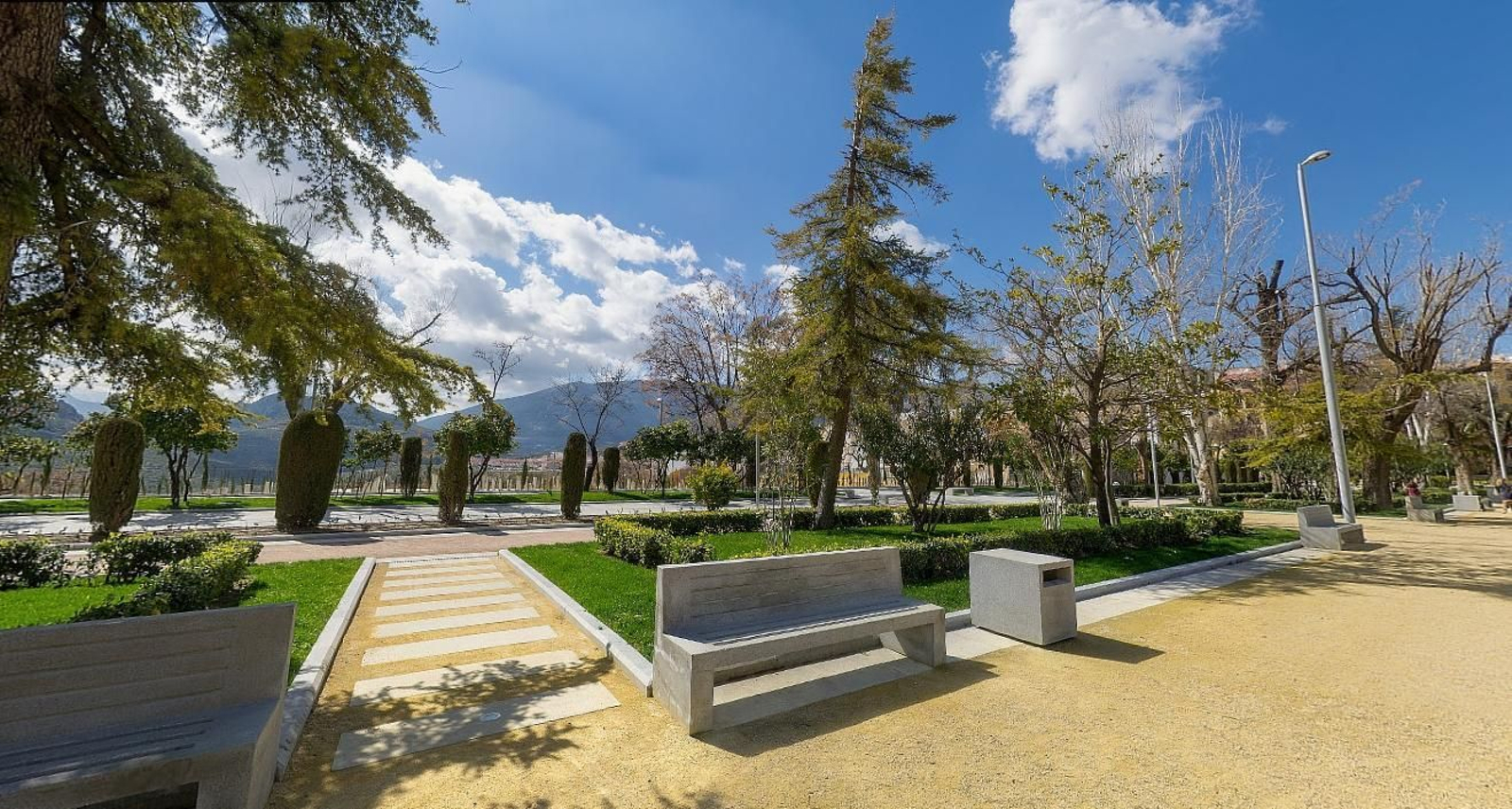Uno de los parques más significativos de Jaén es el Parque de la Alameda de Capuchinos o de Adolfo Suárez.