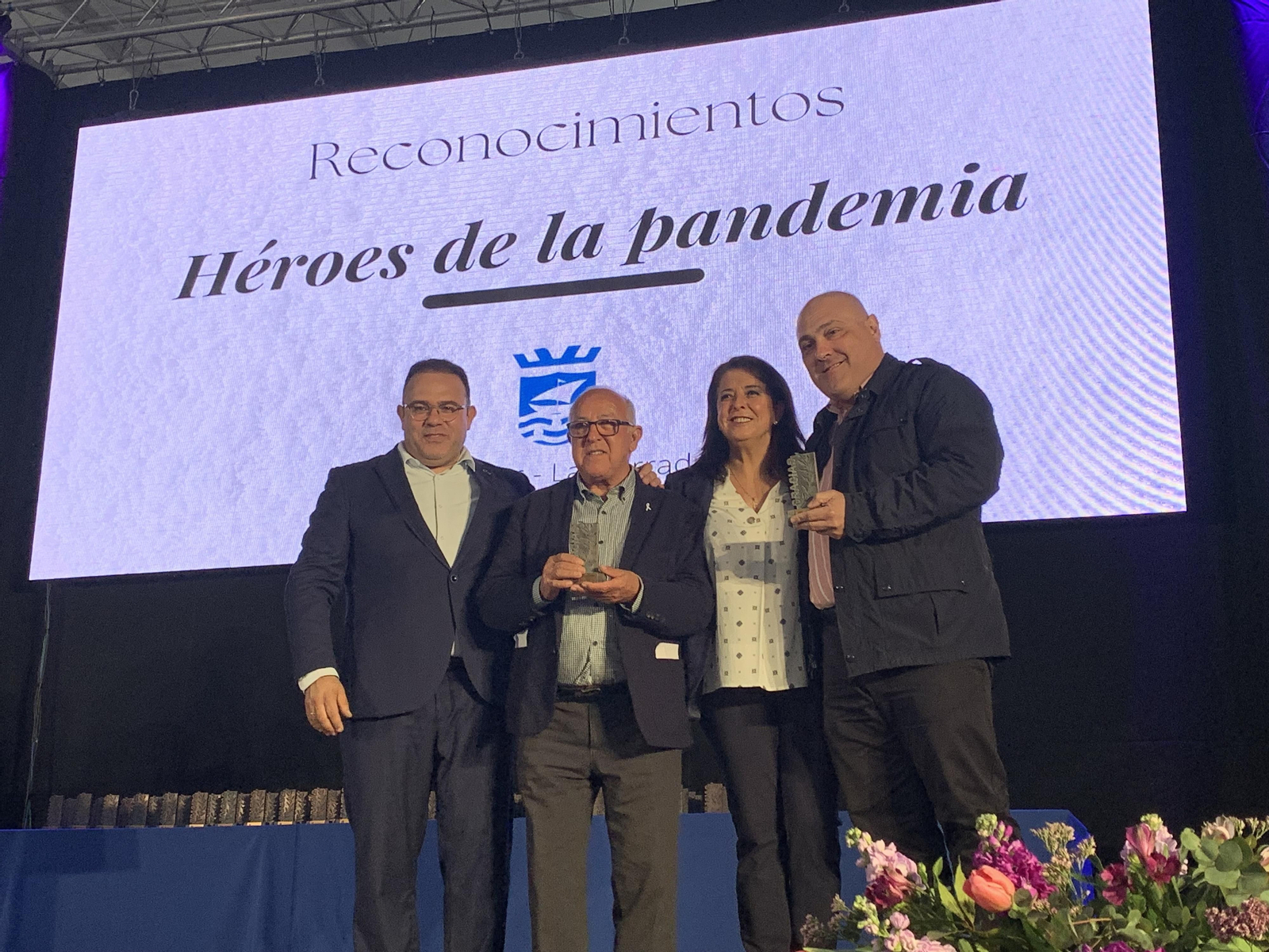Así ha sido el homenaje de Almuñécar a los colectivos, profesionales y voluntarios en primera línea de la pandemia
