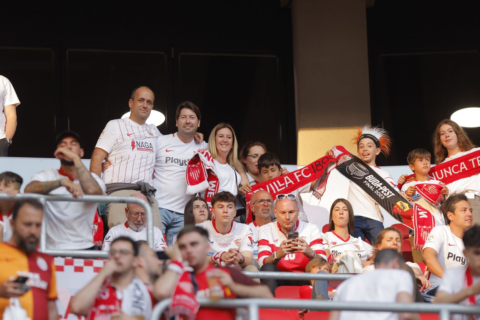 Búscate en las fotos del Sevilla-Roma