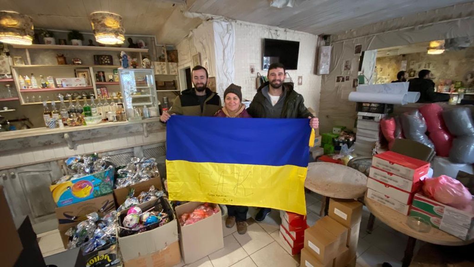 Maxim (a la derecha) en una tienda con la bandera ucraniana.