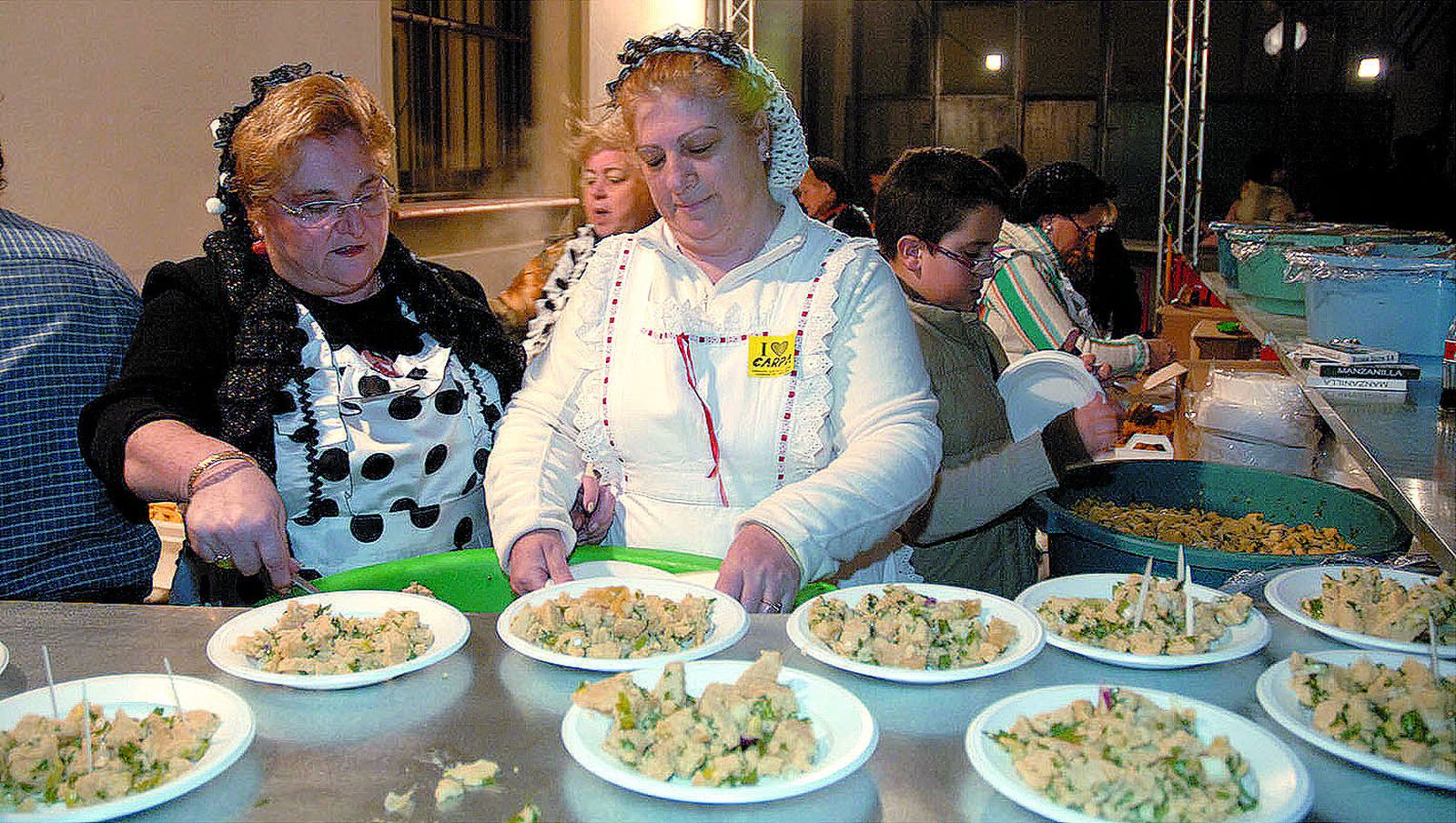 Una imagen retrospectiva de la Panizada Popular de la peña Paco Alba.