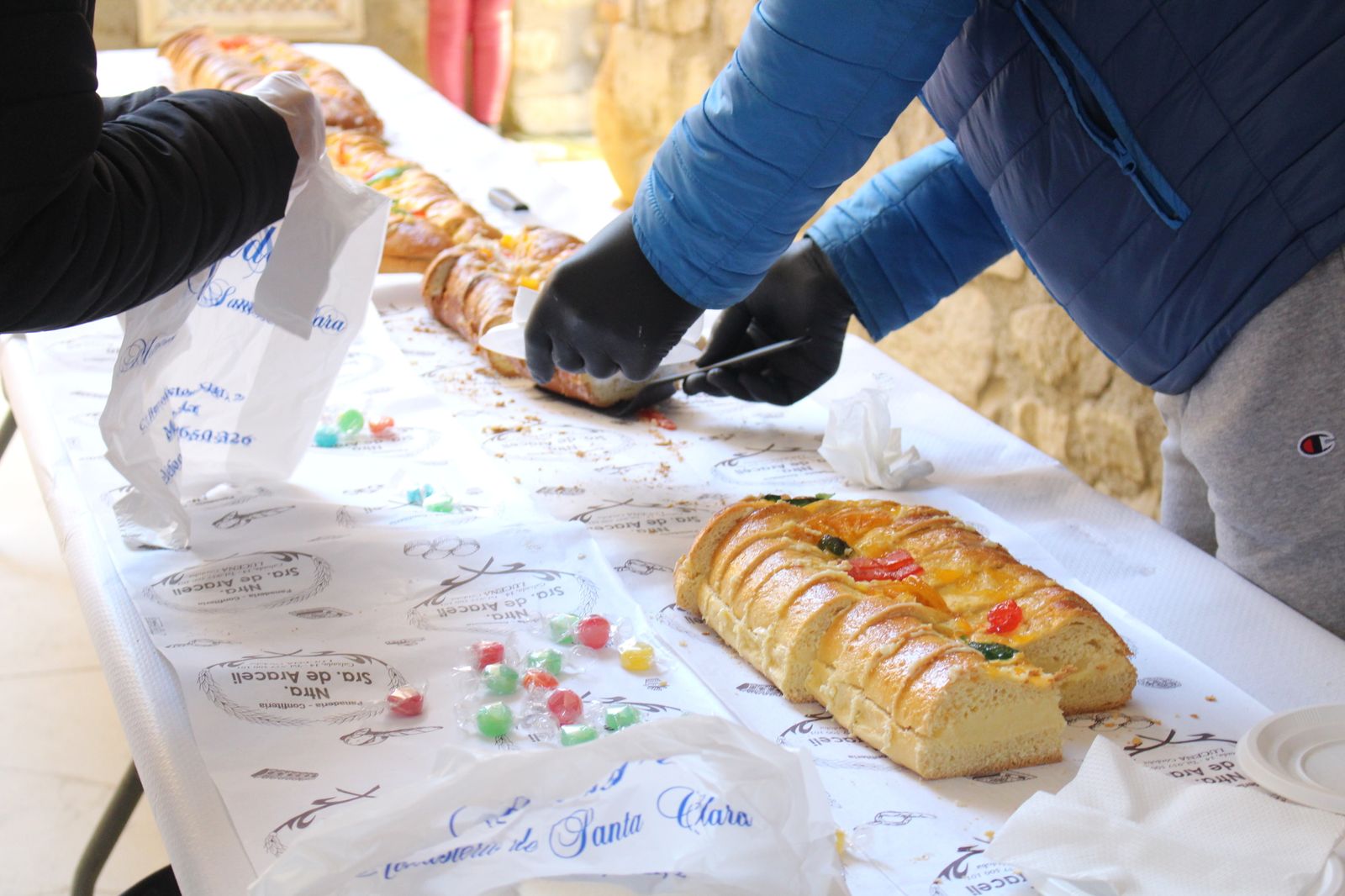 El roscón de Reyes gigante y solidario de Lucena, en fotografías
