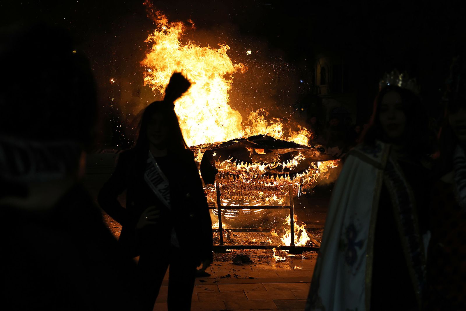 Imágenes del entierro del choco por las calles de Huelva