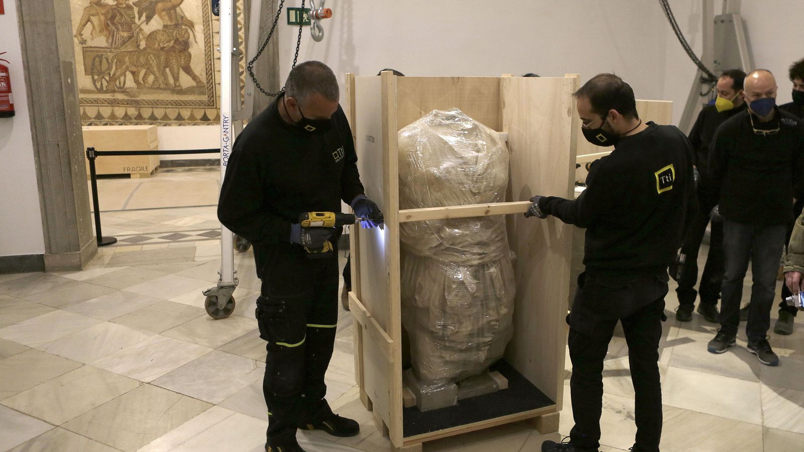 Tareas de embalaje y traslado de las piezas.