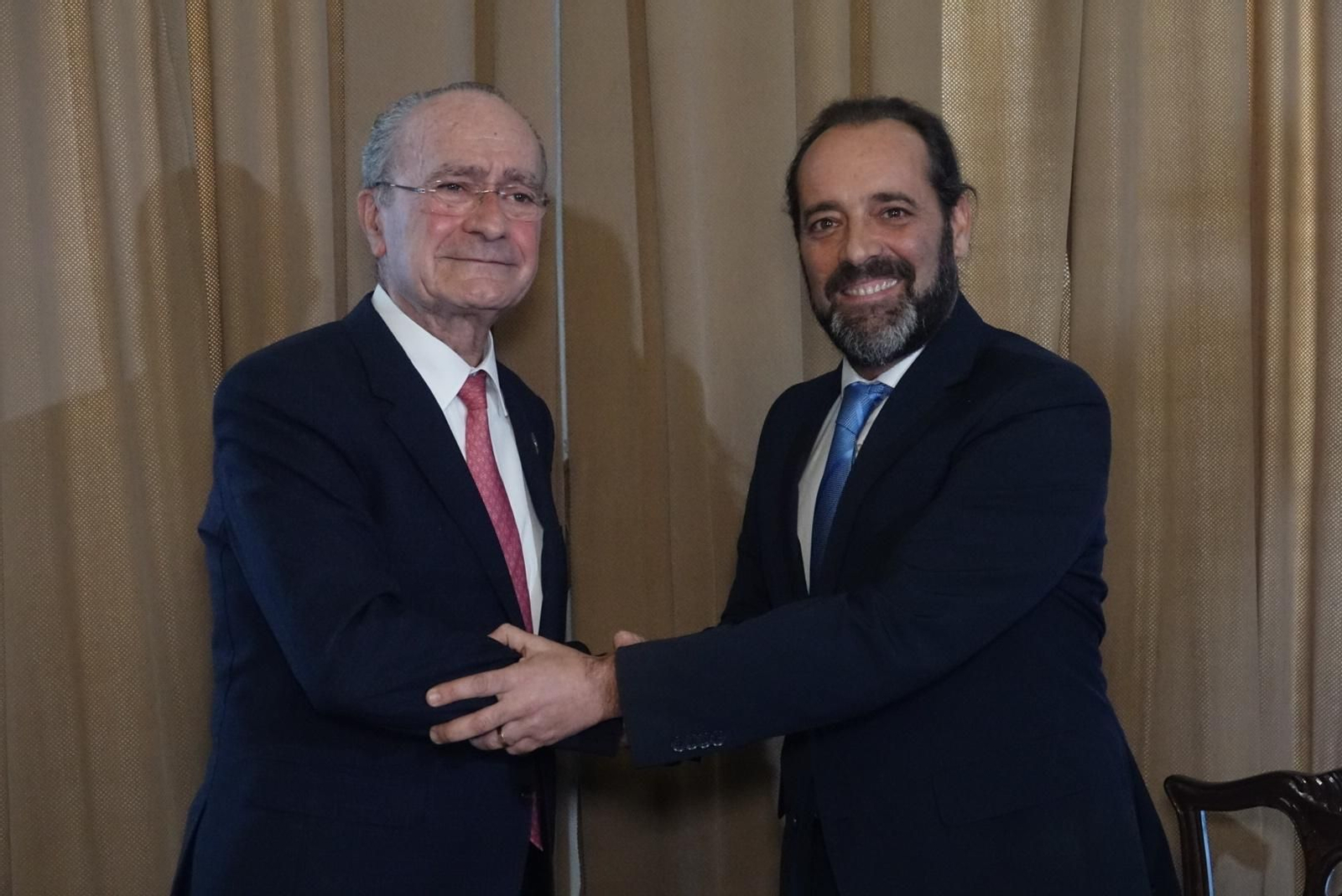 Francisco de la Torre y Juan Cassá, tras la firma del acuerdo presupuestario, ayer.