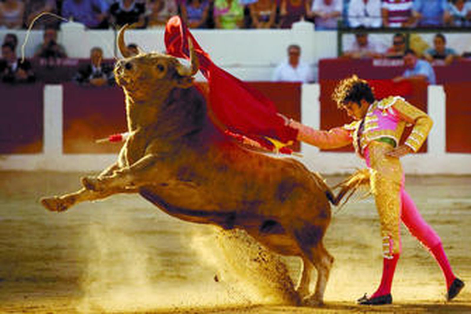 El diestro José Tomás, en un pase de pecho a su primer toro de la tarde al que le cortó las dos orejas.