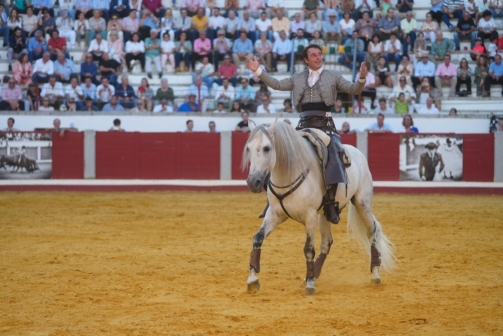 Las mejores fotos de la faena triunfal de Andy Cartagena, Leonardo y Lea Vicens en Pozoblanco Las mejores fotos de la faena triunfal de Andy Cartagena, Leonardo y Lea Vicens en Pozoblanco