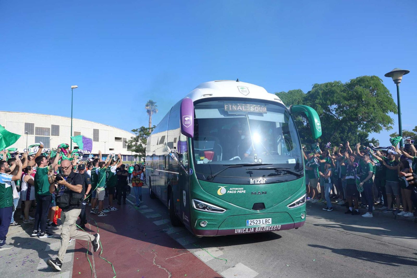 Recibimiento al Unicaja antes de las semifinales de la BCL, en fotos