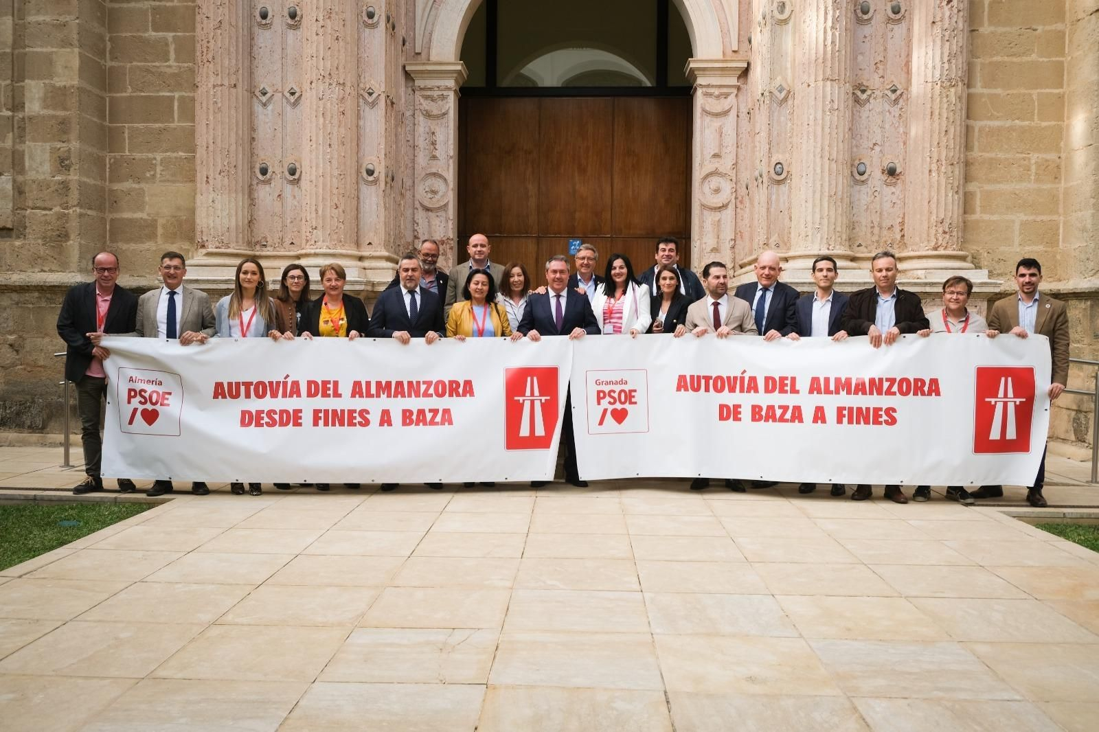 Grupo parlamentaro socialista con alcaldes y portavoces socialistas defendiendo la Autovía del Almanzora.