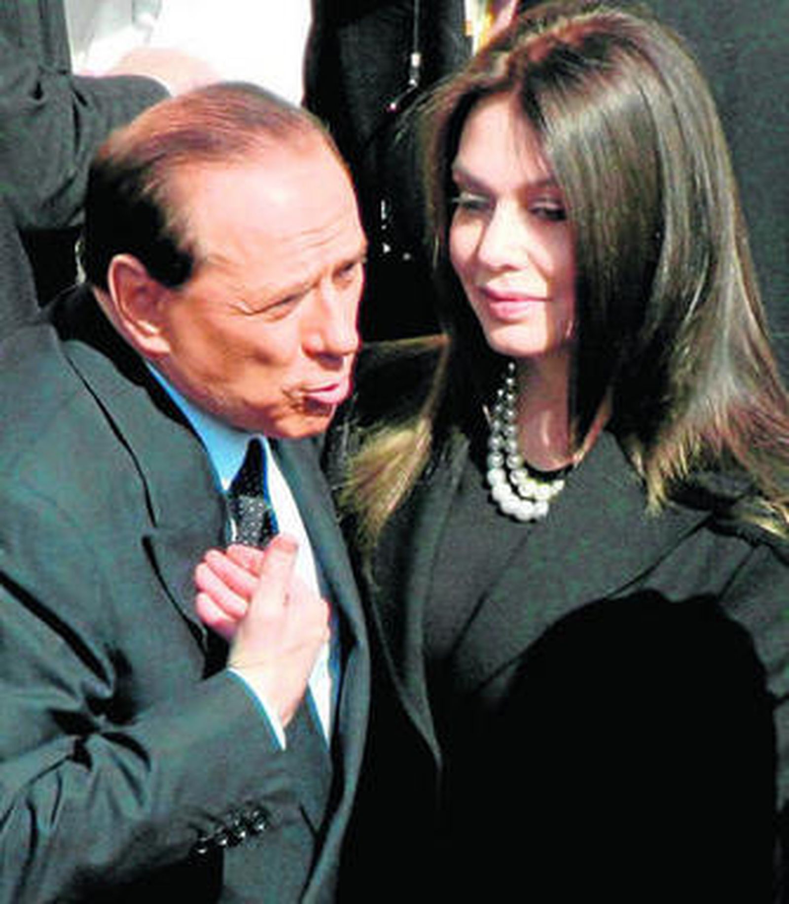 Berlusconi acerca posturas con su mujer para el divorcio