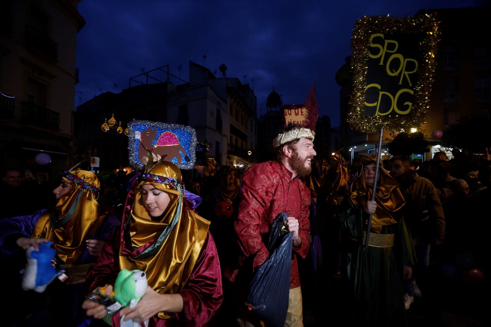 El Cartero Real llena de ilusión el Centro de Córdoba, en imágenes