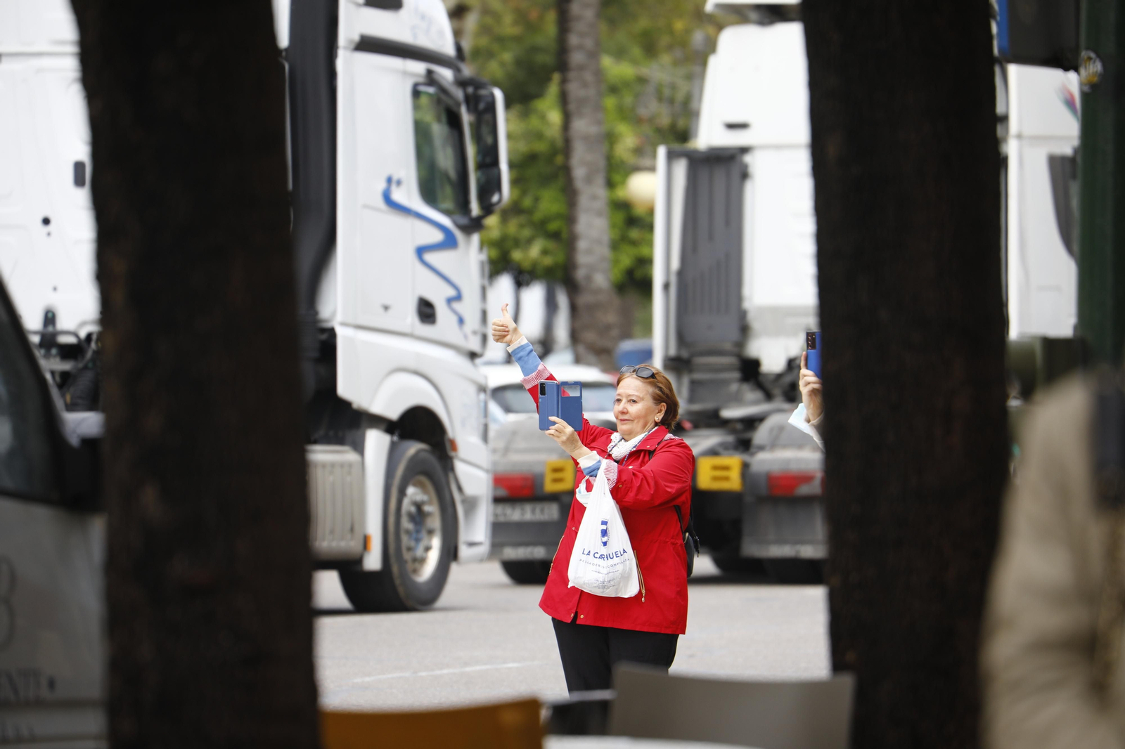Los transportistas colapsan el centro de Córdoba, en imágenes