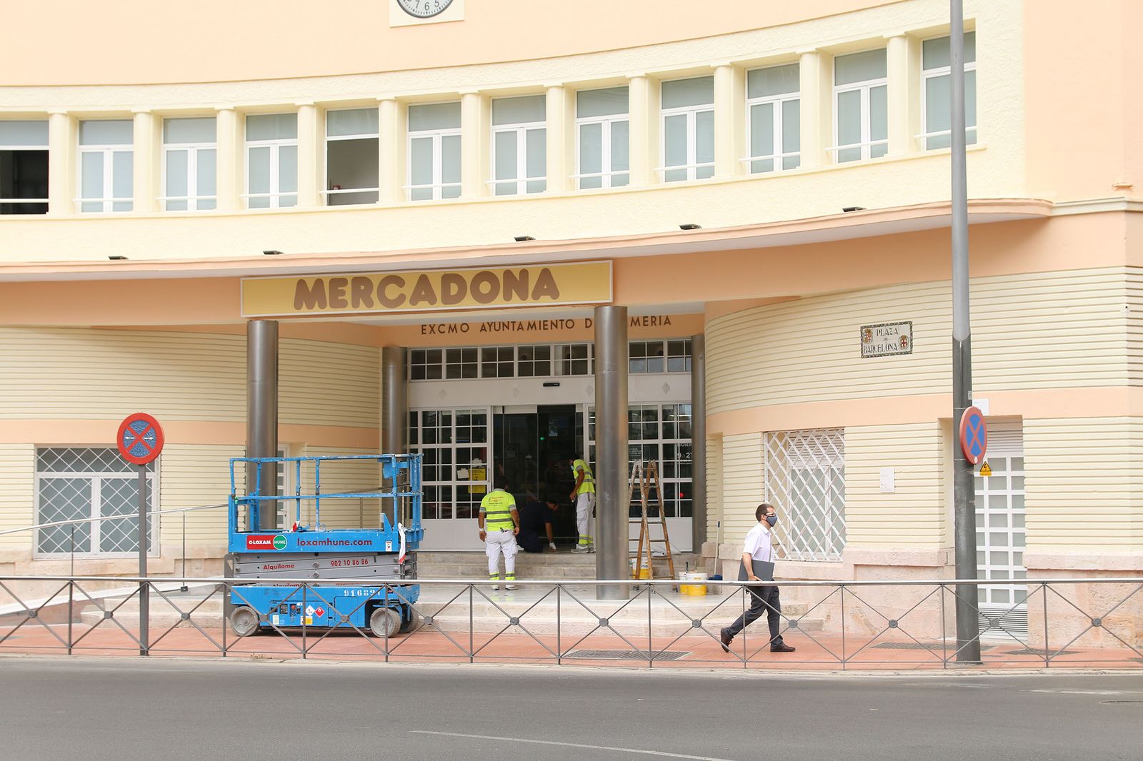 Últimos retoques al supermercado de Mercadona en la Plaza Juan del Águila Molina