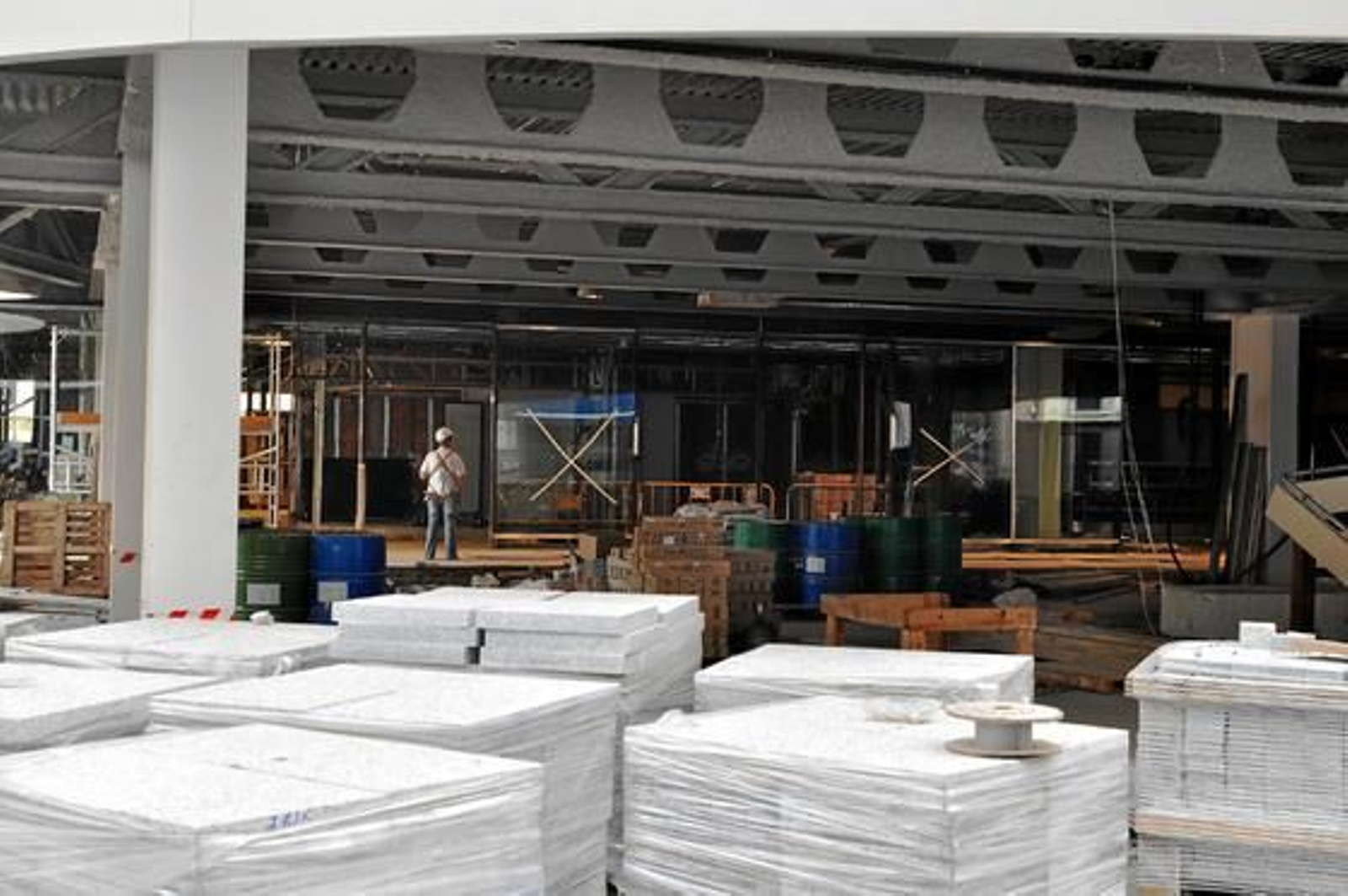 Imagen de la parte interior de la obra, con baldosas apiladas en primér término y un trabajador al fondo.

Foto: Manuel Gómez