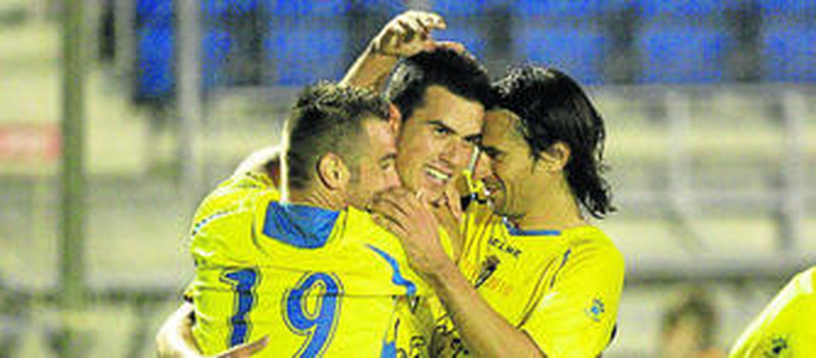 José Miguel Caballero es abrazado por Aarón Bueno y Pachón tras marcar su gol contra el Écija el pasado domingo.