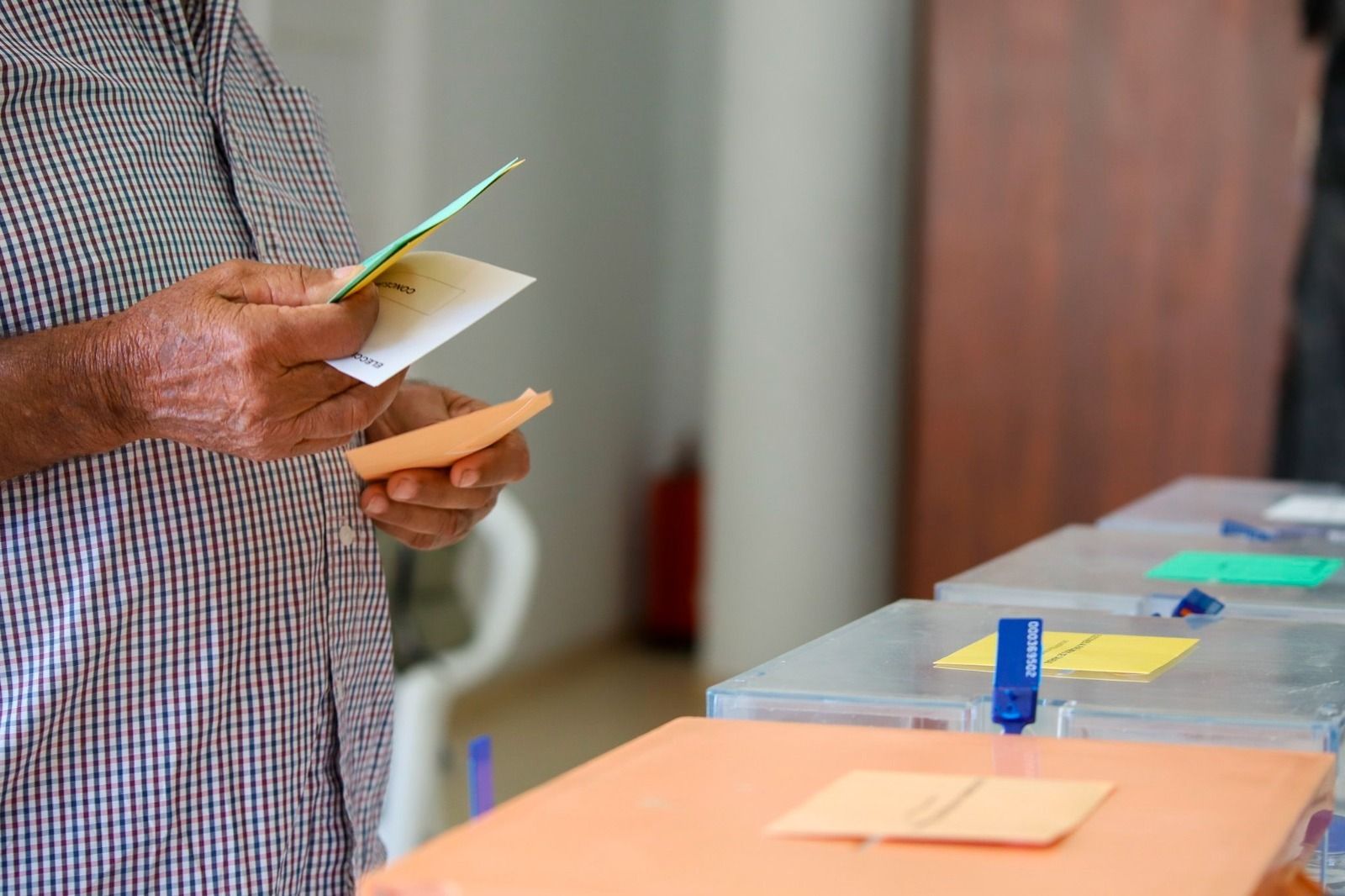 Un hombre instantes antes de ejercer su derecho al voto.