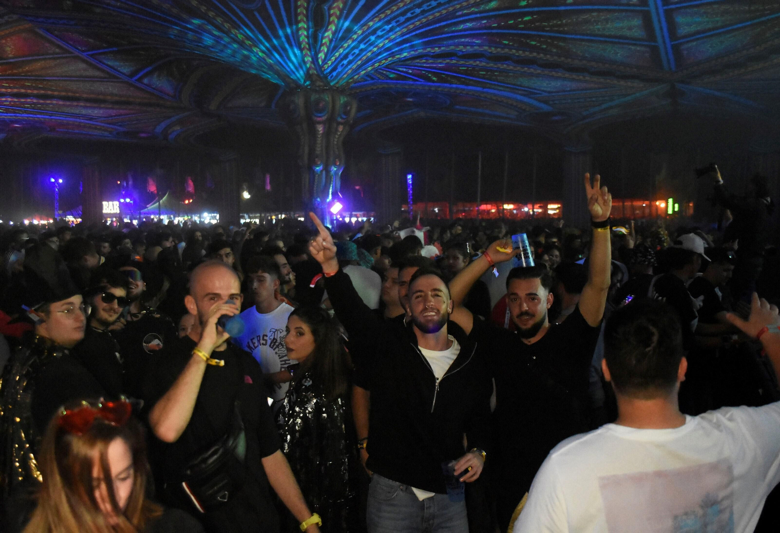 El festival Elrow reúne en Córdoba a miles de personas, en imágenes