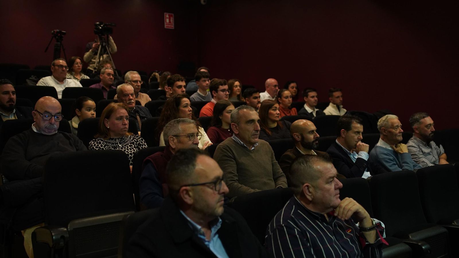 Público asistente a la conferencia dedicada al 50 aniversario de la Virgen de la Salud en San Fernando