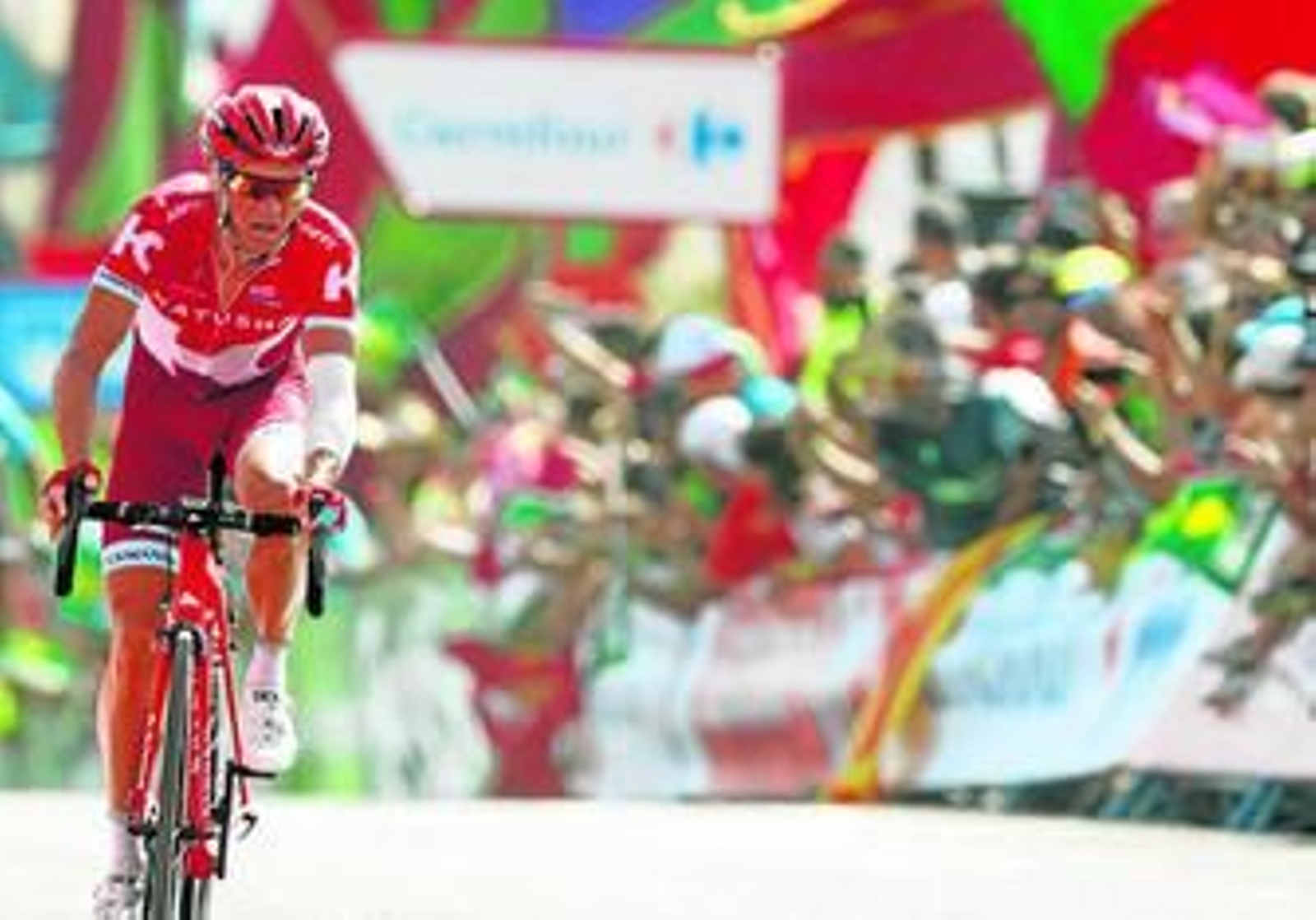 Sergey Lagutin cruza en solitario la línea de meta de la octava etapa de la Vuelta a España.
